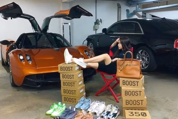 Những bức ảnh của con gái Minh Nhựa chia sẻ chụp cùng siêu xe Pagani Huayra cũng cho biết vì sao trong tuần trước, chiếc siêu xe triệu đô của doanh nhân 8X này lại tái xuất khá bất ngờ trên đường phố Sài thành. Minh Nhựa có thể từ chối khéo những người bạn đang tham dự Car Passion 2019 rằng do hành trình vận chuyển xe quá xa.