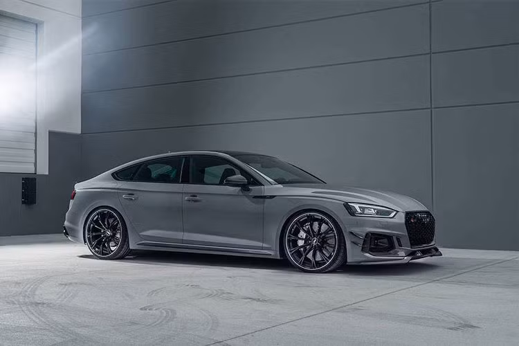 Cuối cùng, "dàn chân" của xe được độ mâm 10 cánh kép Sport GR đặc trưng của ABT, với đường kính lên tới 21 inch. Dù chưa công bố mức giá cho gói RS5-R Sportback, nhưng ABT đã tuyên bố sẽ chỉ nâng cấp đúng 50 chiếc RS5 Sportback lên cấu hình này. Những chiếc xe đầu tiên sẽ được dành cho các thị trường Mỹ và Canada, với sự hợp tác hỗ trợ từ xưởng TAG Motorsports ở Mỹ.