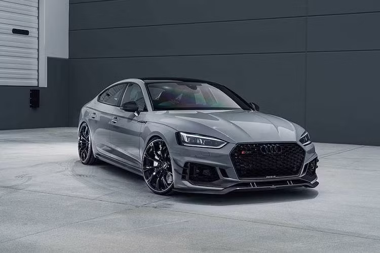 Tương tự như Brabus đối với Mercedes, ABT là một trong những cái tên được người yêu xe nhớ tới đầu tiên bởi các gói độ nâng cấp triệt để từ trong ra ngoài dựa trên mọi dòng Audi khác nhau. Ngay cả mẫu coupe hiệu năng cao Audi RS5 Sportback mới vốn đã được chi nhánh Audi Sport nâng cấp cũng không phải là ngoại lệ, khi ABT đã vừa công bố gói độ RS5-R Sportback với số lượng giới hạn dành cho chiếc xe.