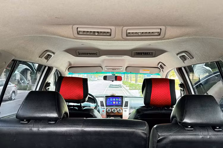 Về trang bị an toàn, Pajero Sport 2013 được trang bị đầy đủ các tính năng hiện đại như hệ thống phanh đĩa trên cả 4 bánh, túi khí đôi, hệ thống chống bó cứng phanh ABS và phân phối lực phanh điện tử EBD. 