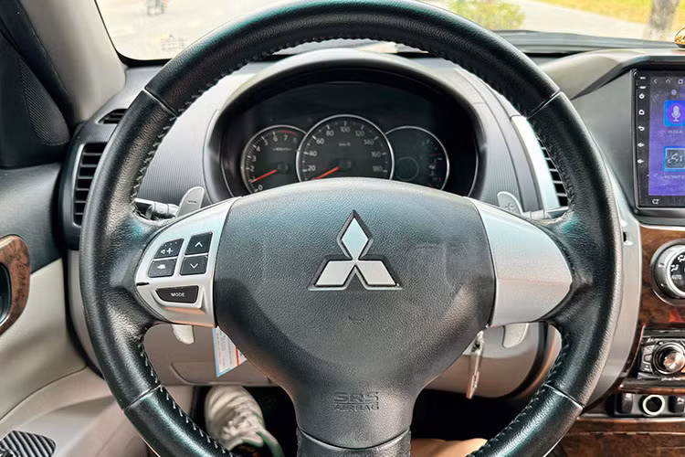 Ngoài ra, vô lăng của xe còn tích hợp điều khiển âm thanh cùng nhiều tiện ích khác... Pajero Sport 2013 nổi bật với cabin rộng rãi, đặc trưng của dòng xe SUV. Hàng ghế thứ hai được thiết kế linh hoạt với khả năng điều chỉnh vị trí và góc ngả.