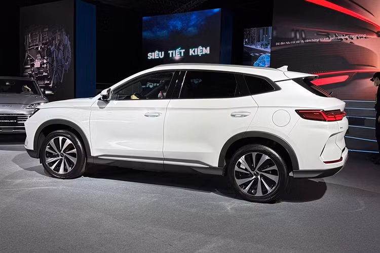 Cụ thể BYD Sealion 6 tại Việt Nam được phân phối với hai phiên bản Dynamic và Premium, tương ứng 839 và 936 triệu đồng. Khách mua đợt đầu được ưu đãi, giá tương ứng còn 799 triệu và 899 triệu đồng. Như vậy, mẫu xe PHEV của BYD có mức bán ra khởi điểm dễ tiếp cận hơn, nhưng sản phẩm của Jaecoo lại "mềm" hơn trên phiên bản cao cấp.