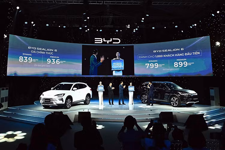 Sau khi BYD chốt giá xe Sealion 6 tại Việt Nam, Omoda &amp; Jaecoo liền tung ưu đãi cho mẫu xe J7 PHEV với gói hỗ trợ 10 năm đổ xăng, tương đương 90 triệu đồng. Như vậy, thực tế, khách hàng cần trả 879 triệu đồng cho mẫu J7 PHEV, thay vì 969 triệu đồng như công bố. Như vậy, ngoài cạnh tranh về giá bán, hai hãng xe Trung Quốc còn cạnh tranh về cả chính sách bán hàng và hậu mãi.