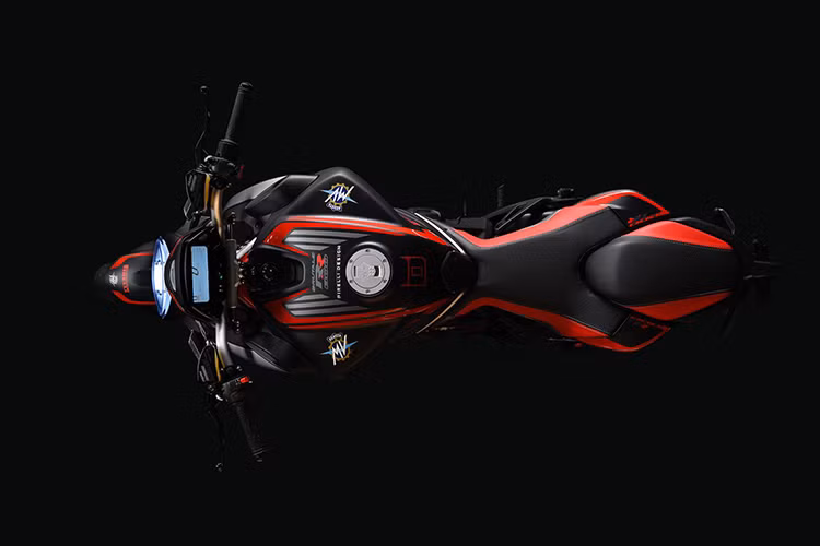 Đáng chú ý trên mẫu siêu môtô naked-bike đến từ nước Ý này, chính là bộ vành căm đặc biệt sẽ được bán dưới bộ màu trắng xanh cùng với vàng đen, còn ở phiên bản đỏ đen sẽ được sử dụng vành hợp kim.