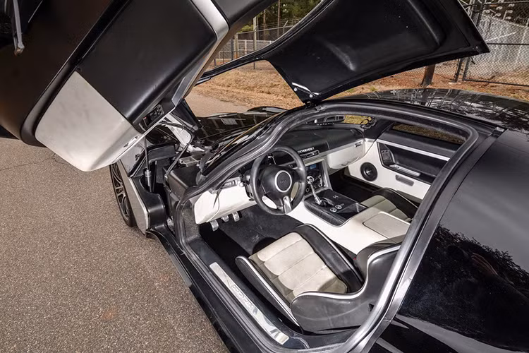 Devon GTX được xây dựng dựa trên khung gầm của Dodge Viper thế hệ thứ hai. Xe vẫn sử dụng động cơ V10 và hệ thống truyền động giống trên Viper. Toàn thân xe được chế lại từ sợi carbon với cửa mở thiết kế kiểu cánh bướm siêu độc đáo.