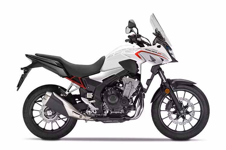 Nhằm thể hiện chất “X” của mẫu xe một cách rõ nét hơn, phiên bản Honda CB500X 2021 mới được bổ sung tem xe với họa tiết nham thạch độc đáo, tạo hiệu ứng thị giác cao. Với mong muốn mang đến cho “cuộc phiêu lưu” của người lái những hình thái đa dạng, Honda bổ sung màu Trắng Bạc Đen mới kết hợp với tem xe độc đáo, nổi bật phong cách thể thao khỏe khoắn cho chủ sở hữu.
