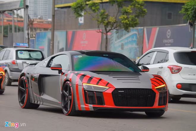 Đàm Thu Trang lái siêu xe của Cường Đô La ở Car Passion năm nay. Ở chặng đầu từ Hà Nội đi Hạ Long và ở khu vực Tuần Châu, Đàm Thu Trang thường xuyên lái chính theo yêu cầu của Cường Đô La. Ảnh: Huy Bách.