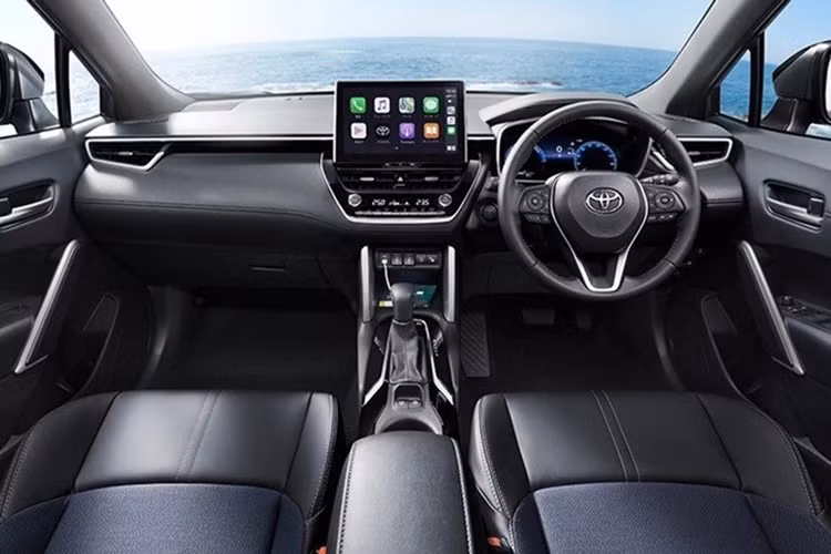 Nội thất của Corolla Cross cũng được nâng cấp với màn hình lái dạng kỹ thuật số 12,3 inch thay cho đồng hồ analog truyền thống. Màn hình thông tin giải trí kích thước 10,5 inch, kết nối Android Auto/Apple CarPlay không dây.