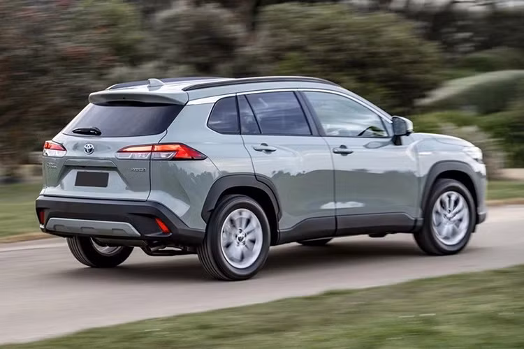Chi tiết nâng cấp đáng chú ý nhất trên mẫu xe SUV Toyota Corolla Cross 2024 là thiết kế cụm đèn pha mới với đèn định vị ban ngày dạng các thanh LED xếp thành hàng ngang, tích hợp cả chức năng xi-nhan.