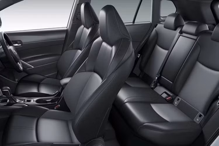 Về động cơ, theo thông tin từ tạp chí Autolife của Thái Lan, mẫu Corolla Cross mới nhiều khả năng sẽ được trang bị máy xăng 2.0L mới tương tự trên Camry, thay thế cho loại 1.8L trên phiên bản hiện tại. Phiên bản hybrid cũng có khả năng được tinh chỉnh về công suất và khả năng tiết kiệm nhiên liệu.