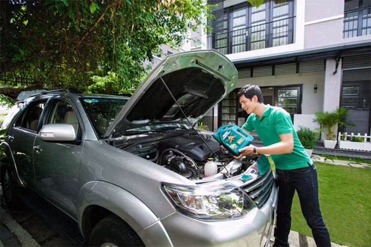 Trong thời gian dài nếu bạn không thay dầu nhớt, dầu xe không còn khả năng bôi trơn như ban đầu. Khi đó, ma sát giữa các chi tiết trong động cơ cao khiến máy nóng hơn, động cơ cũng đi xuống. Đây là nguyên nhân chính khiến xe nuốt xăng nhiều hơn bình thường.