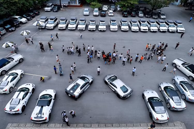 Vào năm ngoái, dẫn đầu đoàn siêu xe đi xuyên Việt trong gần 1 tháng của Hành trình từ trái tim chính là "ông hoàng tốc độ" Bugatti Veyron. Ngoài ra còn có nhiều cái tên đắt giá khác như Lamborghini Murcielago LP670-4 SV, Lamborghini Aventador LP700-4 độ DMC, Ferrari, Aston Martin Vanquish và cặp đôi Rolls-Royce Phantom Drophead Coupe...