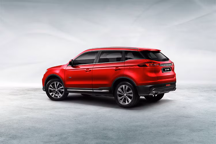 Thương hiệu Proton đã thuộc sở hữu của tập đoàn ôtô Trung Quốc Geely. Do đó, chẳng có gì bất ngờ khi Proton X70 2018 được phát triển dựa trên mẫu ô tô Trung Quốc Geely Boyue. Về thiết kế, mẫu SUV này chỉ sở hữu một số sự khác biệt so với Geely Boyue như lưới tản nhiệt hình đôi cánh riêng với 3 thanh nằm ngang bao quanh logo Proton.