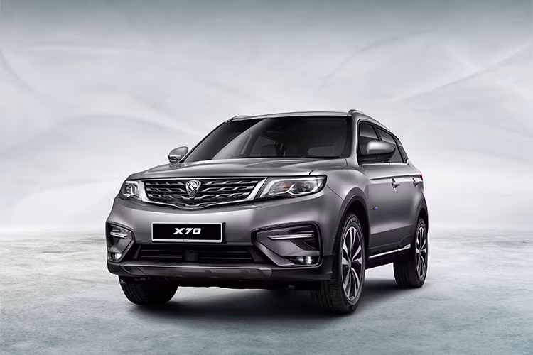 Tại thị trường Malaysia, Proton X70 2018 được chia thành 4 bản trang bị là Standard 2WD, Executive 2WD, Executive AWD và Premium 2WD. Toàn bộ 4 bản này đều sử dụng chung động cơ xăng 4 xi-lanh TGDi tăng áp, dung tích 1,8 lít, sản sinh công suất tối đa 181 mã lực và mô-men xoắn cực đại 285 Nm. Giá xe Proton X70 hiện chưa được công bố.