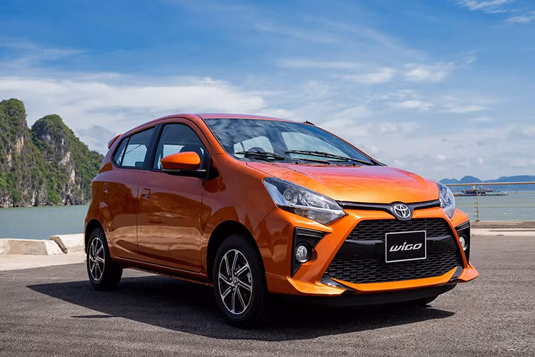  Toyota Wigo 2021 Người tiêu dùng hoàn toàn có thể tìm thấy mẫu xe Nhật Bản trên thị trường thứ cấp chỉ với 300 triệu trong điều kiện tương đối tốt, động cơ bền bỉ, nội thất còn mới và các tính năng hiện đại. Trong đó, chủ yếu là Toyota Wigo đời 2021 với đa dạng các tùy chọn phiên bản.