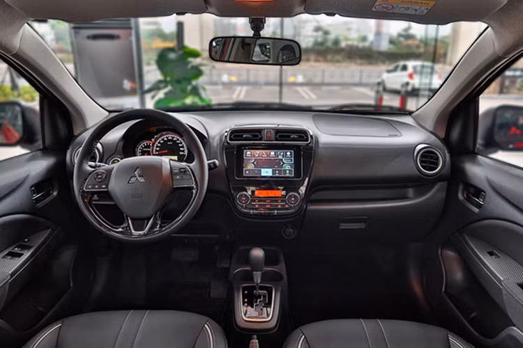 Mitsubishi Attrage 2022 sử dụng động cơ xăng 1.2L (3A92), đạt công suất khoảng 78 mã lực và mô-men xoắn 100 Nm. Trong nội thất, Attrage 2022 được trang bị vô lăng bọc da tích hợp nút điều khiển, cùng màn hình giải trí 7 inch hỗ trợ các kết nối Bluetooth, USB, và Apple CarPlay/Android Auto.