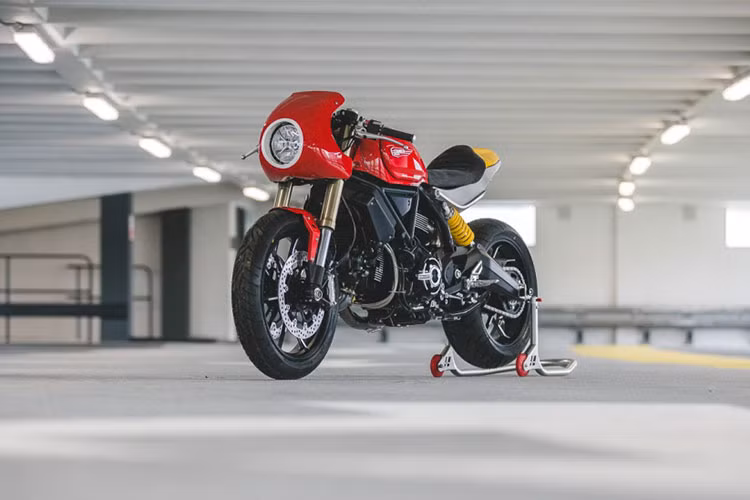 Mẫu xe Ducati Scrambler 1100 ra đời nối tiếp sự thành công của mẫu Scrambler 803cc, nâng cấp với ngoại hình hấp dẫn và động cơ mạnh mẽ hơn, nhằm thỏa mãn nhu cầu của các tín đồ đam mê dòng xe cổ điển.