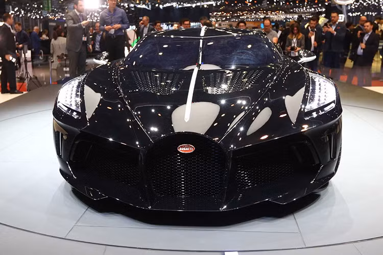 Tuy nhiên, dù chủ nhân thực sự của chiếc siêu xe Bugatti La Voiture Noire là ai chăng nữa thì người này cũng phải chờ đến năm 2021 mới có thể nhận xe. Hiện hãng Bugatti vẫn cần thêm thời gian để đưa ra quyết định cuối cùng đối với một số chi tiết nhỏ trên chiếc xe này.
