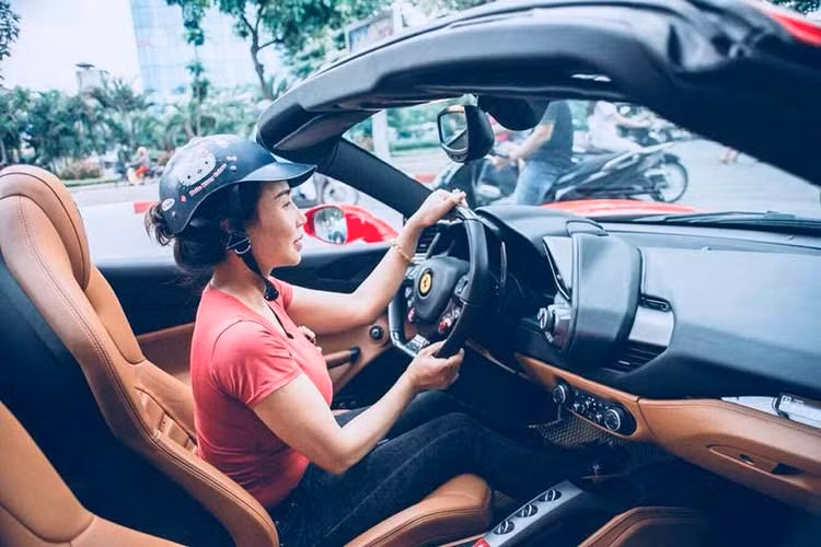 Hiện bức ảnh "ngã sấp mặt" bên siêu xe mui trần Ferrari 488 Spider của bà chủ showroom xe sang tại Hà Nội thu hút gần 4 nghìn lượt likes trên mạng xã hội cũng như hàng trăm comment của cộng đồng mạng. Một số bình luận của bạn bè bà chủ showroom xe sang tại Hà Nội còn đùa rằng "ngã sấp mặt" trên đống tiền này chắc êm lắm.