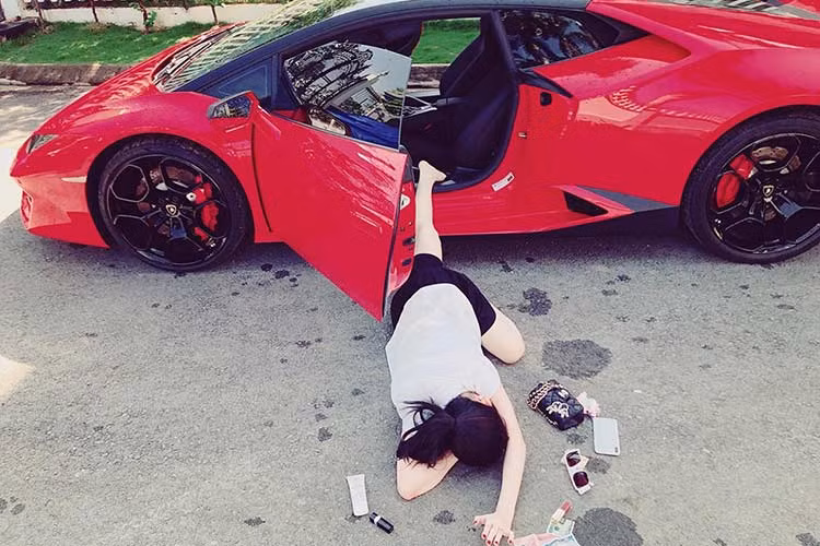 Đoạn status kèm theo bức ảnh ngã sấp mặt bên Lamborghini Huracan dẫn động cầu sau đầu tiên tại Việt Nam, đã khiến không ít cư dân mạng phải phì cười. Ngoài siêu xe, đạo cụ trong bức ảnh này còn có 1 chiếc điện thoại Iphone X, son môi, bóp, mắt kính và cả tiền theo đúng trào lưu của hội con nhà giàu thế giới.