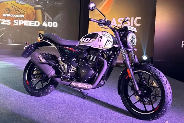 Triumph Speed T4 giá rẻ sẽ có mặt tại Ấn Độ với ba màu – trắng, đỏ và đen. Về mặt thẩm mỹ, chiếc xe này chỉ có các lựa chọn màu sơn mới vì hầu hết các bộ phận đều được mượn từ Speed 400.