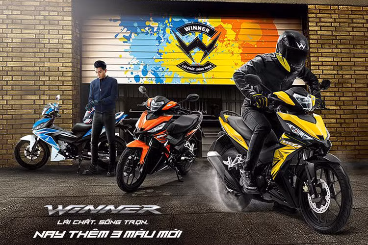 Với việc bổ sung thêm 3 màu mới, phiên bản thể thao của dòng xe Honda Winner 150 hiện có 5 màu gồm đỏ đen, trắng đen, vàng, cam và xanh da trời. Trong khi đó, phiên bản cao cấp của mẫu côn tay 150 phân khối vẫn giữ nguyên 2 màu xanh mờ và đen mờ.