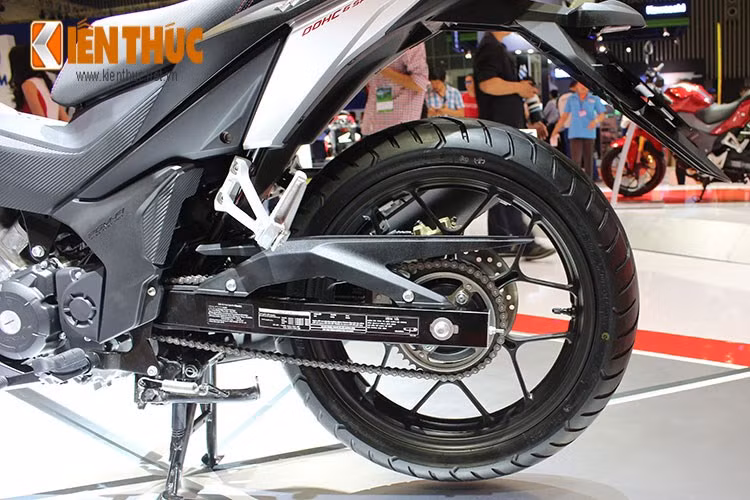 Dàn chân sau được trang bị giảm sóc đơn monoshock, hệ truyền động xích dạng trần. Bánh sau 120/70 thiết kế lớn đậm chất thể thao đi kèm phanh đĩa đơn sau cùng bộ để chân được thiết kế dang "gãy". Chiều cao yên được thiết kế 780 mm, khá phù hợp với giới trẻ Châu Á.