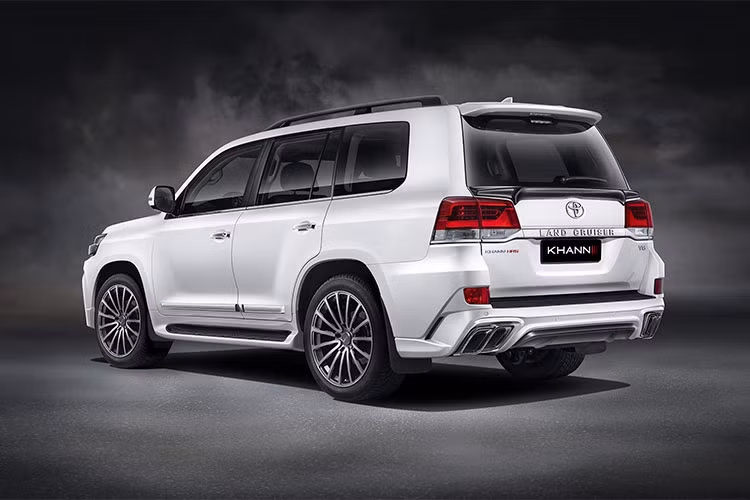 Dựa trên nền tảng của phiên bản cuả mẫu xe SUV Land Cruiser 2018 có tên mã J200, hãng độ xe danh tiếng đến từ Anh quốc - KHANN đã tiến hành chỉnh sửa một số chi tiết ngoại thất, đồng thời lắp đặt thêm bộ bodykit giúp chiếc SUV này sở hữu diện mạo khá lạ mắt.