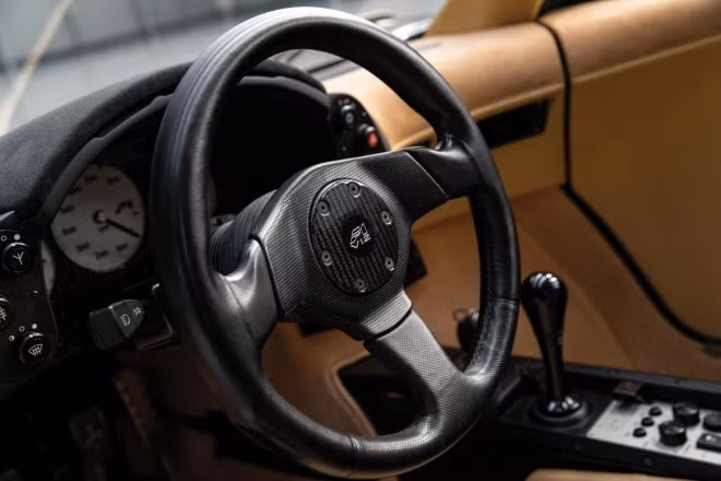 Thân xe có thêm khe hút gió, vòm bánh xe rộng hơn và cánh gió phía sau cỡ lớn bằng sợi carbon bóng. Hãng McLaren cho biết đây là siêu xe đầu tiên được thiết kế với lực ép xuống mặt đường nhiều hơn so với phiên bản xe đua GTR vô địch Le Mans 1995.