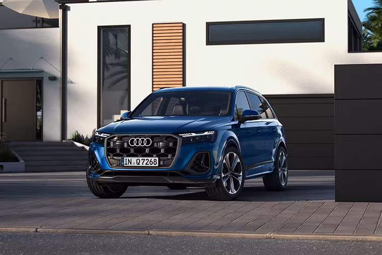 Hãng xe sang Audi đã chính thức giới thiệu phiên bản mới của dòng SUV hạng sang Q7 tại thị trường Việt Nam. Ở phiên bản Audi Q7 2024 mới này, xe được nâng cấp về mặt thiết kế và cập nhật công nghệ tân tiến hơn.