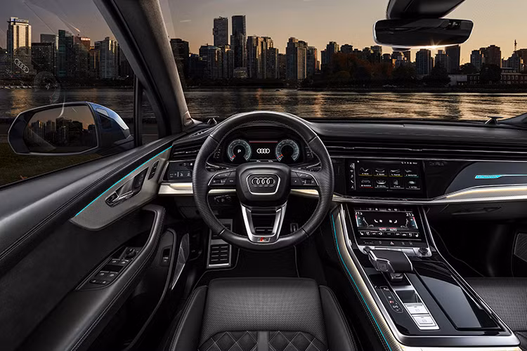 Đáng tiếc là không gian nội thất của Audi Q7 2024 không có gì mới. Xe vẫn sở hữu nội thất 3 hàng ghế với 7 chỗ ngồi. Những trang bị nội thất đáng chú ý của mẫu SUV hạng sang này bao gồm ghế bọc da.