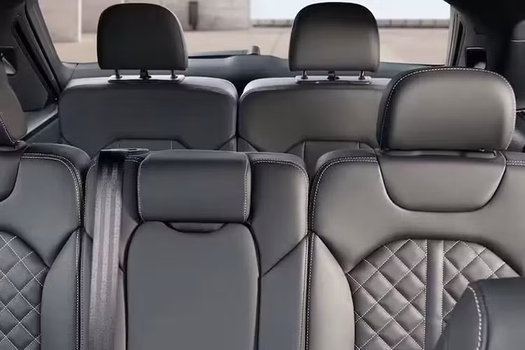 Động cơ này giúp xe tăng tốc từ 0 - 100 km/h trong thời gian 7,3 giây và đạt vận tốc tối đa 230 km/h. Ngoài ra, xe còn có hộp số 8 cấp tiptronic và hệ dẫn động bốn bánh toàn thời gian quattro.