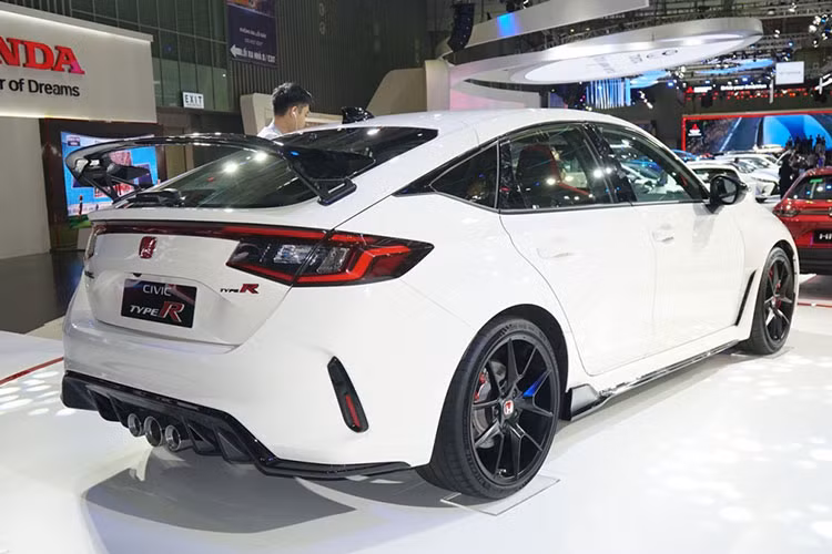 Như vậy, Việt Nam chính là quốc gia thứ 3 trên thế giới mang mẫu xe Honda Civic Type R 2023 danh giá này đến với đông đảo khách hàng tiêu dùng để được trực tiếp chiêm ngưỡng và trải nghiệm.