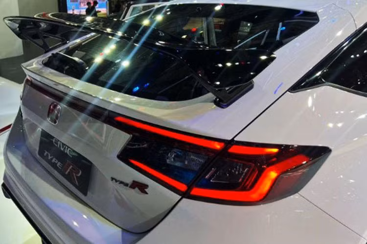 Chiếc Honda Civic Type R xuất hiện tại VMS 2022 sở hữu màu sơn trắng Historic Championship White. So với những biến thể khác, Civic Type R sở hữu bộ lưới tản nhiệt kích thước lớn được sơn đen, hệ thống đèn pha công nghệ LED, khe gió, ốp hông khí động học.