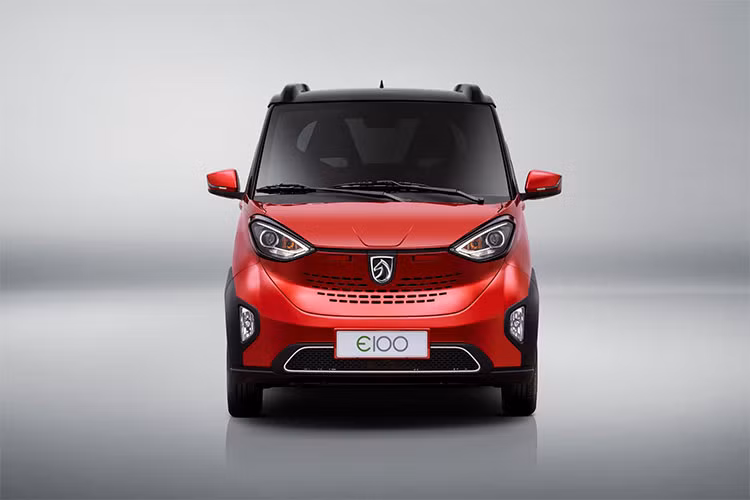 Giá đắt hơn là bởi Baojun E100 đời mới có cự li di chuyển tăng từ 155 km lên 200 km. Nhìn trên cách khía cạnh khác, mẫu xe 2019 còn được nhận thêm nhiều tính năng có lợi như kết nối Bluetooth, cảnh báo người đi bộ tự động và “khóa thông minh trên trang bị sạc điện.”