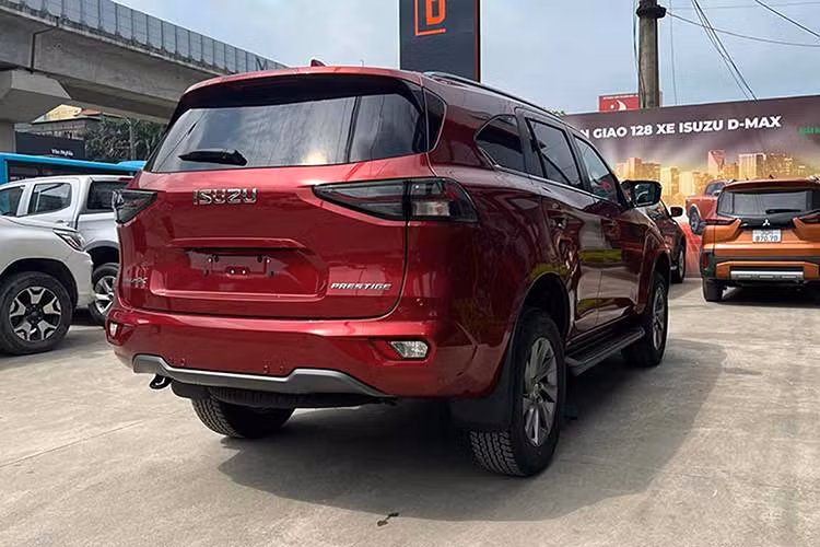 Sau giảm, giá xe Isuzu mu-X trở về 930 triệu đồng đối với bản Prestige thay vì con số 1,150 tỷ đồng như niêm yết, tức ngang bằng với các mẫu xe thuộc phân khúc dưới như Mazda CX-5 hay Hyundai Tucson. Tuy nhiên, lượng xe tồn kho còn rất ít, chỉ 1-2 chiếc.