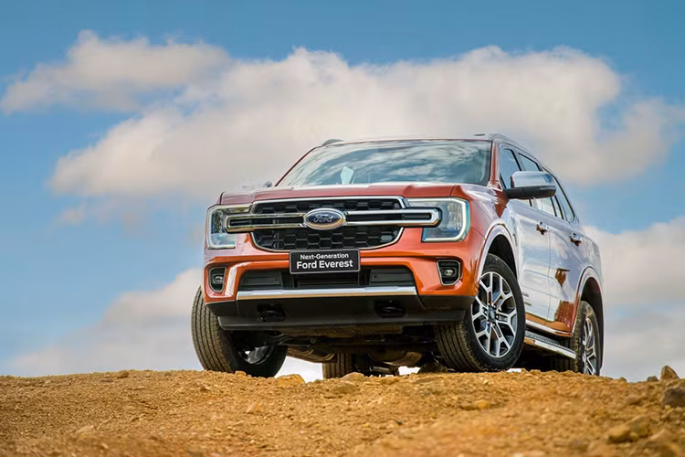  Ford Everest Dù giữ vững "ngai vàng" phân khúc nhưng doanh số bán xe Ford Everest ghi nhận biên độ giảm mạnh, giảm tới 68,3% theo tháng khi đơn hàng bàn giao đến tay người mua đạt 300 chiếc. Sức tiêu thụ chậm khiến xe bản cũ "hàng tồn" tại một số đại lý chính hãng vẫn còn.