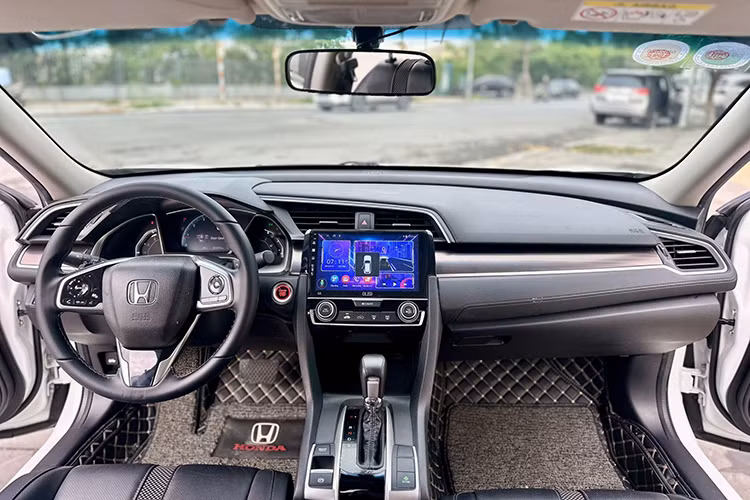 Bên trong nội thất, mẫu xe sedan Honda Civic G 2020 sở hữu hệ thống ghế bọc da, ghế lái chỉnh điện. Cụm đồng hồ sau vô lăng trên biến thể G là loại màn hình toàn phần. Điều hòa tự động, có cửa gió cho hàng ghế sau.