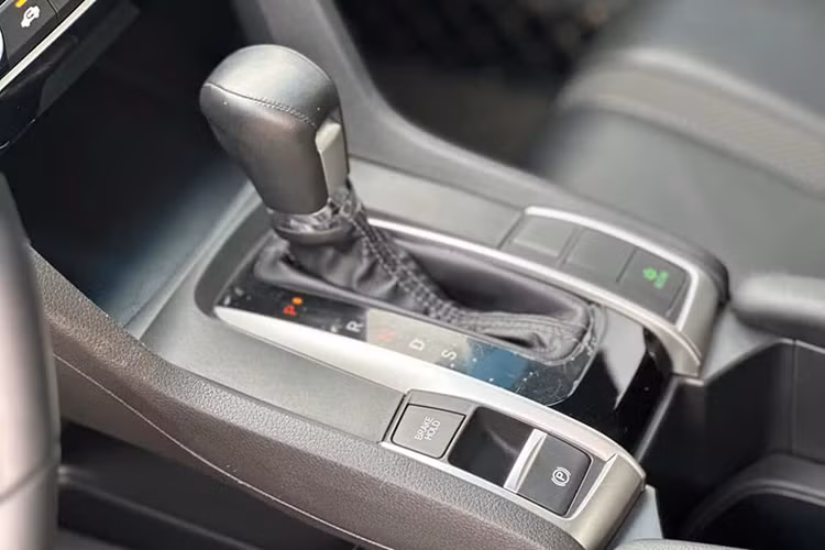 Về an toàn, Civic bản G sở hữu những trang bị tiêu chuẩn như hệ thống 2 túi khí, camera lùi, phanh ABS, phân phối lực phanh điện tử EBD, phanh khẩn cấp BA, cân bằng điện tử, hỗ trợ khởi hành ngang dốc,...