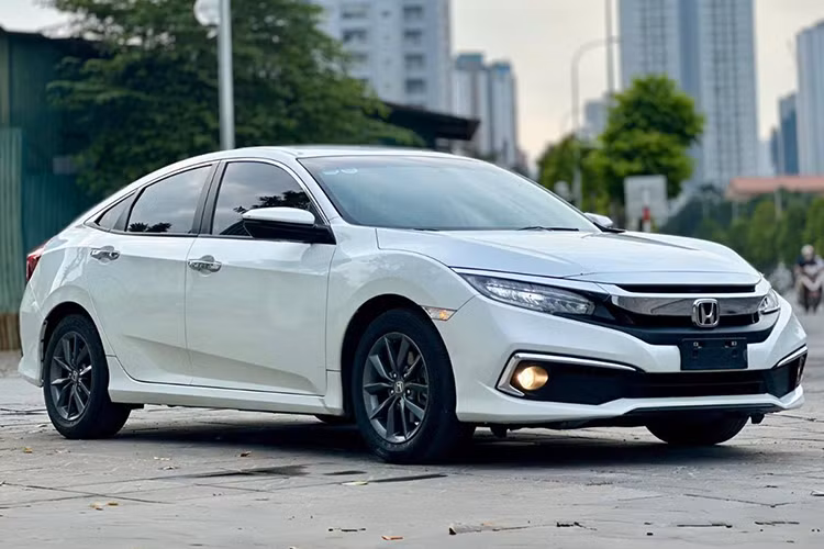 Theo các chuyên gia, với những khách hàng muốn sở hữu một mẫu xe Nhật Bản nổi tiếng với khả năng vận hành mạnh mẽ mà tài chính không quá dư dả thì chiếc Honda Civic 2020 bản G này là một lựa chọn đáng để cân nhắc.