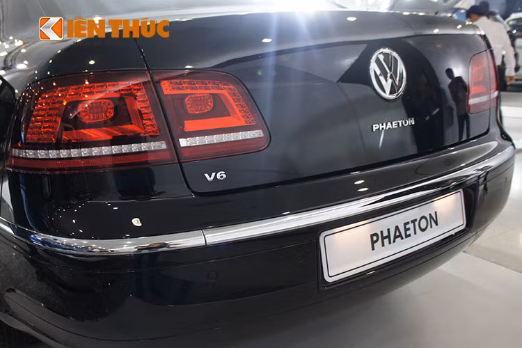 Đuôi xe được trang trí bằng một thanh hanh inox cỡ lớn chạy ngang đuôi và hông xe, tạo điểm nhấn ở ngoại thất cho chiếc xe sang cỡ lớn này.