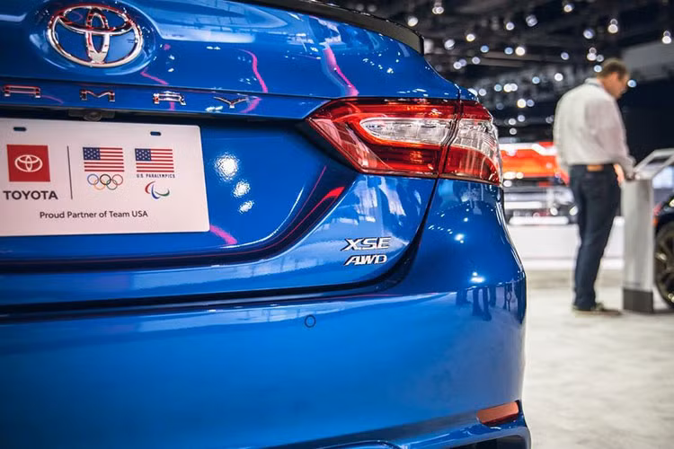 Chỉ dành cho thị trường Mỹ, xe sedan Toyota Camry AWD 2020 được kỳ vọng sẽ giúp dòng sedan Nhật Bản này trở thành một lựa chọn hấp dẫn hơn trong mắt người tiêu dùng. Hiện tại thị trường Mỹ, chỉ có một số mẫu sedan được trang bị hệ dẫn động 4 bánh như Dodge Charger, Nissan Altima hay Subaru Legacy. Trong khi đó, đối thủ truyền kiếp của Toyota Camry là Honda Accord hiện chỉ có hệ dẫn động cầu trước.