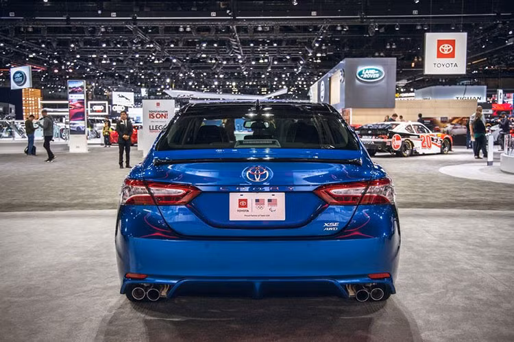 Ngoài ra, hãng Toyota còn khẳng định hệ dẫn động AWD sẽ không làm ảnh hưởng đến thể tích khoang nội thất hay cốp sau của cặp đôi sedan cỡ D này. Khi không cần dùng đến, hệ thống AWD sẽ chuyển thành dẫn động cầu trước để cắt giảm lượng xăng tiêu thụ. Hệ thống có thể truyền 50% mô-men xoắn tới cầu sau khi phát hiện bánh trước bị trượt.