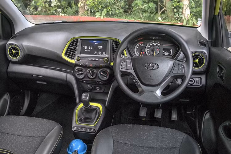 Vào năm 2019, Hyundai Ấn Độ định vị lại các bản trang bị thấp của Santro để cạnh tranh với những đối thủ như Suzuki Alto 800 và Renault Kwid. Tuy nhiên, do tiêu chuẩn khí thải BS6 khắt khe hơn nên chi phí sản xuất Hyundai Santro tăng lên, kéo theo giá đắt hơn.