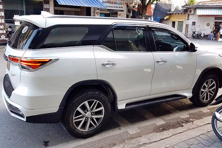 Phần ốp thân và cản sau khiến mẫu xe này trông cứng cáp và khỏe khoắn hơn so với kiểu thể thao của bản độ TRD Sportivo chính hãng. So với thế hệ cũ, Fortuner mới nhỉnh hơn về chiều dài, chiều rộng và thấp hơn ở chiều cao, với các số đo chiều dài 4.795 mm, rộng 1.855 mm, cao 1.835 mm và dài cơ sở 2.750 mm.