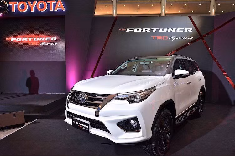 Trên Toyota Fortuner 2017, hãng xe Nhật Bản đã cung cấp cho mẫu xe này loạt trang bị mới rất hữu ích như hệ thống ổn định thân xe VSC, hệ thống khởi hành ngang dốc HAC, hỗ trợ xuống dốc DAC, 7 túi khí, hệ thống kiểm soát tốc độ cruiser control, khung xe cứng cáp hơn, camera lùi...