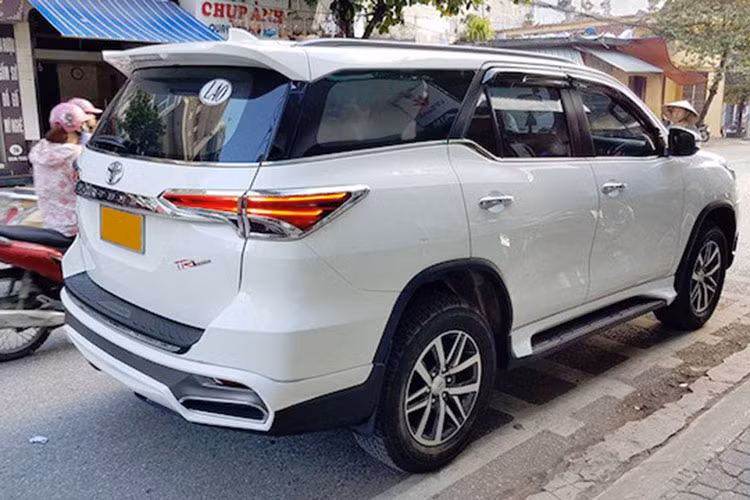Chiếc xe trong hình thực tế được lắp đặt bản độ của hãng Ativus đến từ Thái Lan. Hàng độ của Ativus được áp dụng khá nhiều trên các mẫu xe Nhật, từ Toyota, Mazda cho đến Mitsubishi. Ở bản độ này, điểm nhấn của Toyota Fortuner mới là mặt tản nhiệt hình con suốt (chữ X) khá rõ nét như mẫu xe sang Lexus LX570.