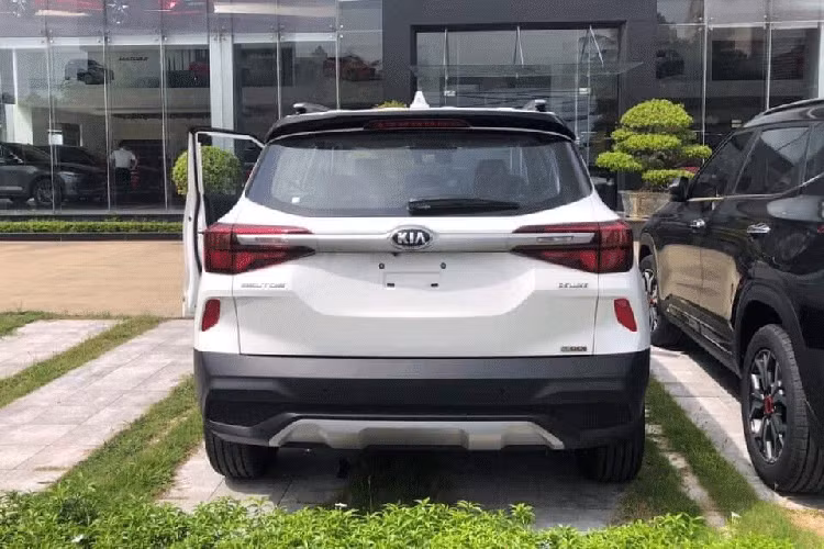 Ngoài ra, Kia Seltos 1.4L Deluxe mới còn có đủ 3 chế độ lái và 3 chế độ kiểm soát lực kéo, giống các bản cao. Hệ thống an toàn trên Kia Seltos Deluxe 1.4 gồm các trang bị gồm: ABS, EBD, ESP, Hỗ trợ khởi hành ngang dốc HAC, cảm biến sau hỗ trợ đỗ xe, 2 túi khí. 