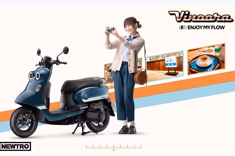  Yamaha Vinoora 125 2025 mới vẫn mang phong cách "Newtro Fashion" kết hợp giữa sự cổ điển và hiện đại đáp ứng nhu cầu thể hiện phong cách của giới trẻ hiện nay. Mẫu xe gây ấn tượng với cặp đèn pha và đầu xe giống nhân vật Xeko trong bộ truyện tranh Doraemon đình đám của Nhật Bản nhưng lại rất dễ thương.