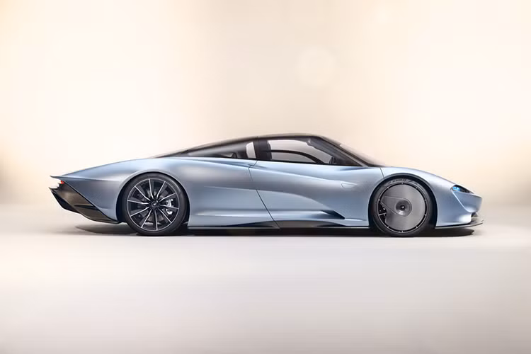 Hypercar mới nhất của McLaren sẽ có sức mạnh lên đến 1.035 mã lực và mô-men xoắn 1.149 Nm từ hệ truyền động hybrid. Trong đó, một động cơ xăng tăng áp kép V8 4.0L sản sinh công suất 746 mã lực và mô-men xoắn 799 Nm. Động cơ điện cho ra thêm 308 mã lực và 347 Nm mô-men xoắn.